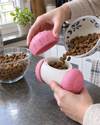 Remplissage du culbuto avec des croquettes