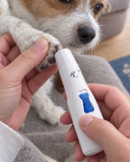 Lime électrique sur une griffe de petit chien
