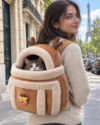 Chat dans le sac à dos renne en ville