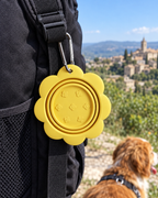 Gamelle pliée accrochée au sac à dos