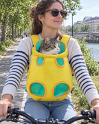 Balade à vélo avec un chat en porte-animal