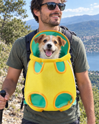 Randonnée avec un petit chien en porte-animal