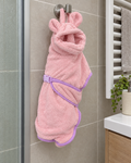 Peignoir de bain rose pour chien suspendu dans la salle de bain