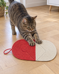 Chat griffant le tapis en sisal tressé