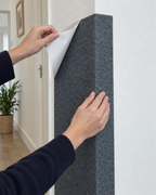 Pose du tapis griffoir autocollant sur un mur
