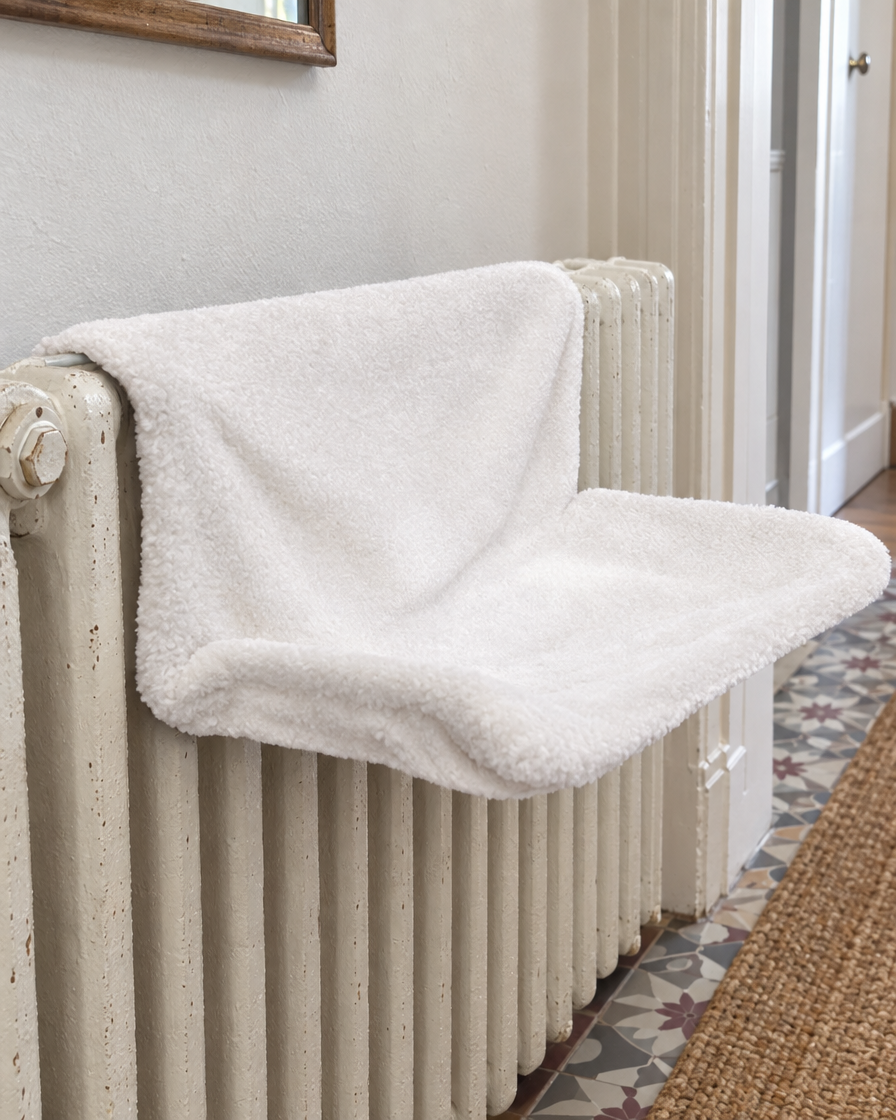 Hamac pour radiateur en peluche blanche