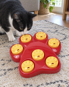 Chat reniflant le puzzle distributeur de friandises